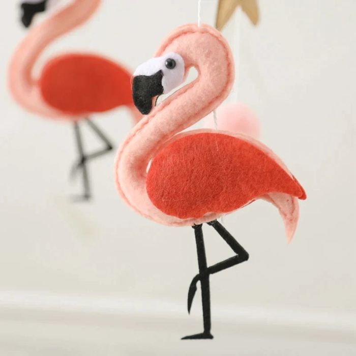 grand plan sur le flamant rose de mobile bébé flamants roses