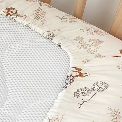 grand plan sur l'élastique et la texture du drap housse bebe motif forêt et lapins, bien ajusté autour du matelas de lit à barreaux en bois