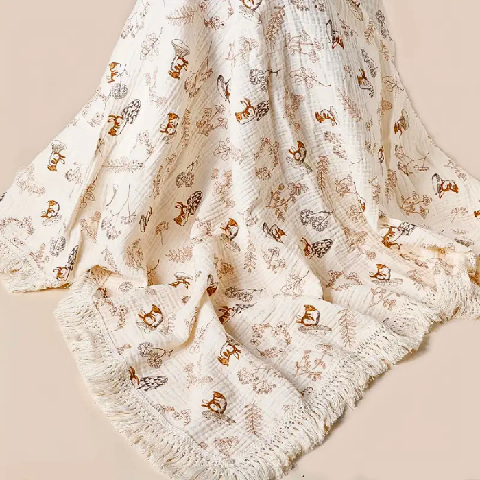 grande-dimension-de-couverture-bebe-motifs-foret-et-lapins-avec-franges