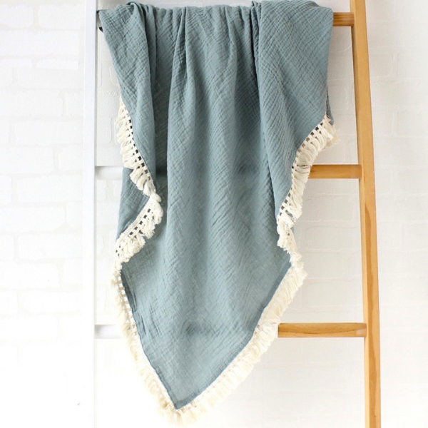 grande-taille-de-couverture-bebe-en-mousseline-a-frange-bleu