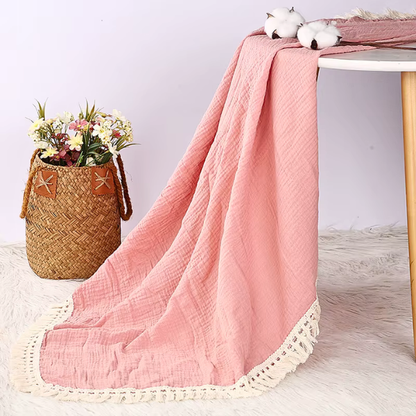 couverture-bebe-a-frange-rose-uni-poudre-accompagnee-d-un-panier-tresse-et-des-fleurs