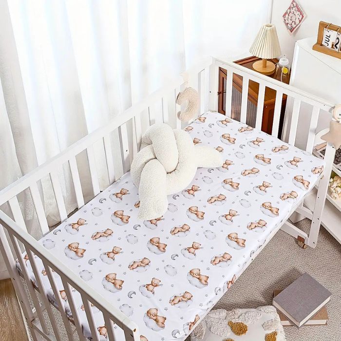 lit bebe blanc avec matlats couvert de drap housse lit bebe ourson nuage