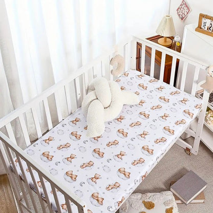 lit bebe blanc avec matlats couvert de drap housse lit bebe ourson nuage