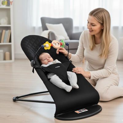 maman-avec-son-bebe-endormi-dans-transat-bebe-pliable-noir