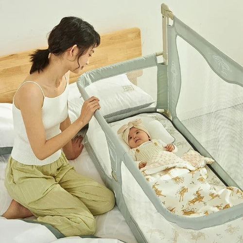 maman_regarde_son_bebe_allonge_dans_lit_bebe_cododo_lateral