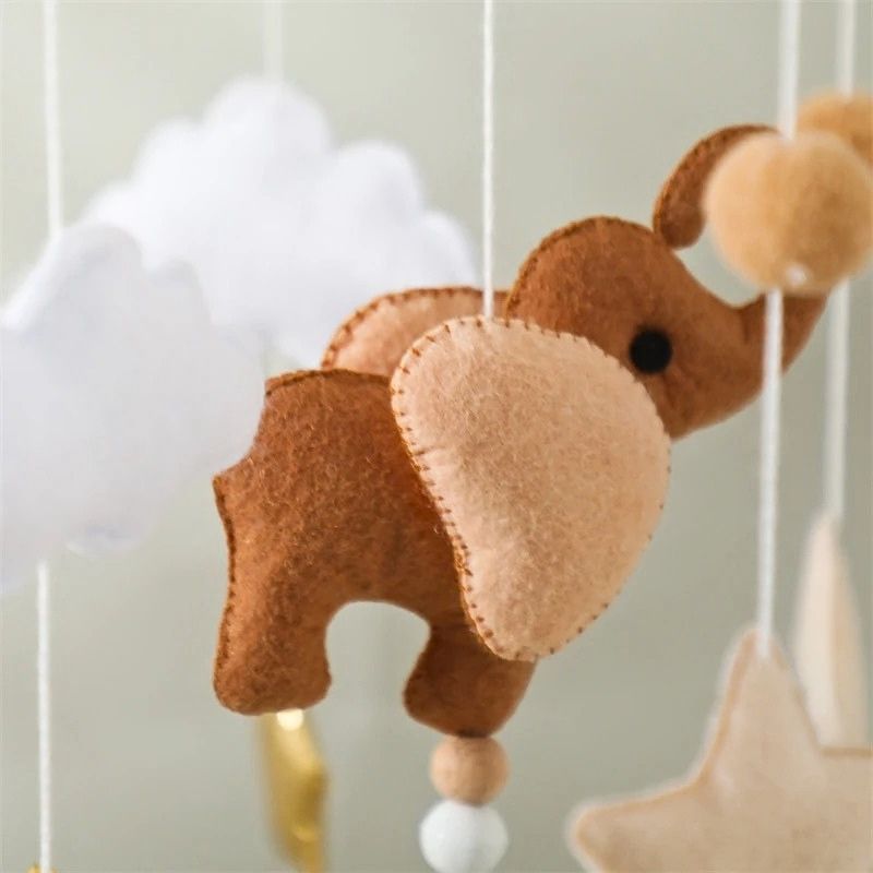 mobile-bebe-elephant-en-feutrine-de-qualite