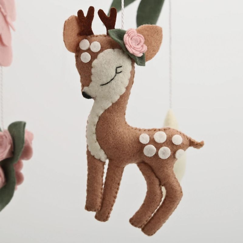 mobile-bebe-fille-cerf-rose-figurine-cerf