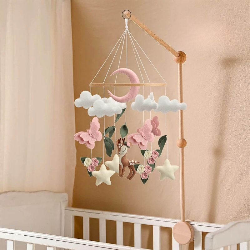 mobile-bebe-fille-cerf-rose-suspendu-sur-lit-bebe