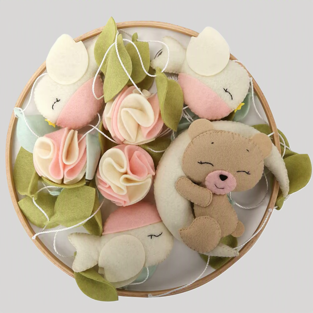 mobile bébé fille ourson rose le rêveur oiseaux roses et feuilles vertes