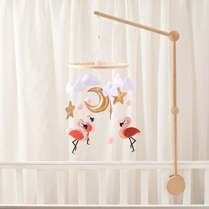 mobile bébé flamants roses suspendu avec un support bois
