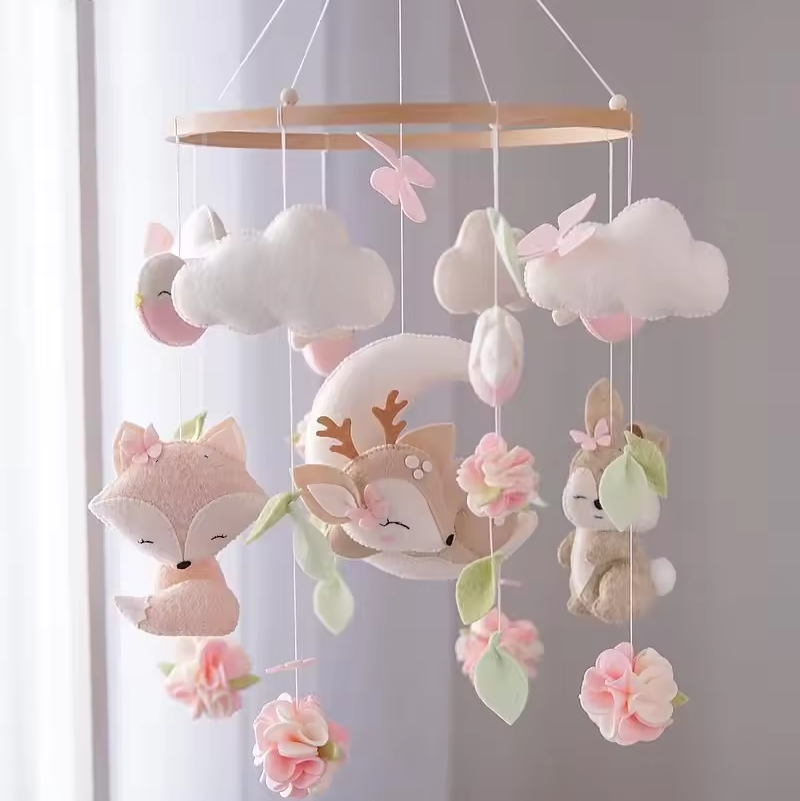 mobile-bebe-foret-rose-avec-figurine-lapin-renard-cerf