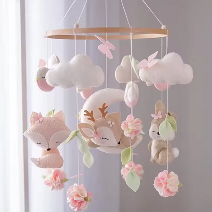 mobile-bebe-foret-rose-avec-figurine-lapin-renard-cerf