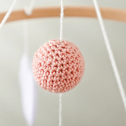 mobile-bebe-mouton-rose-boule-tricote