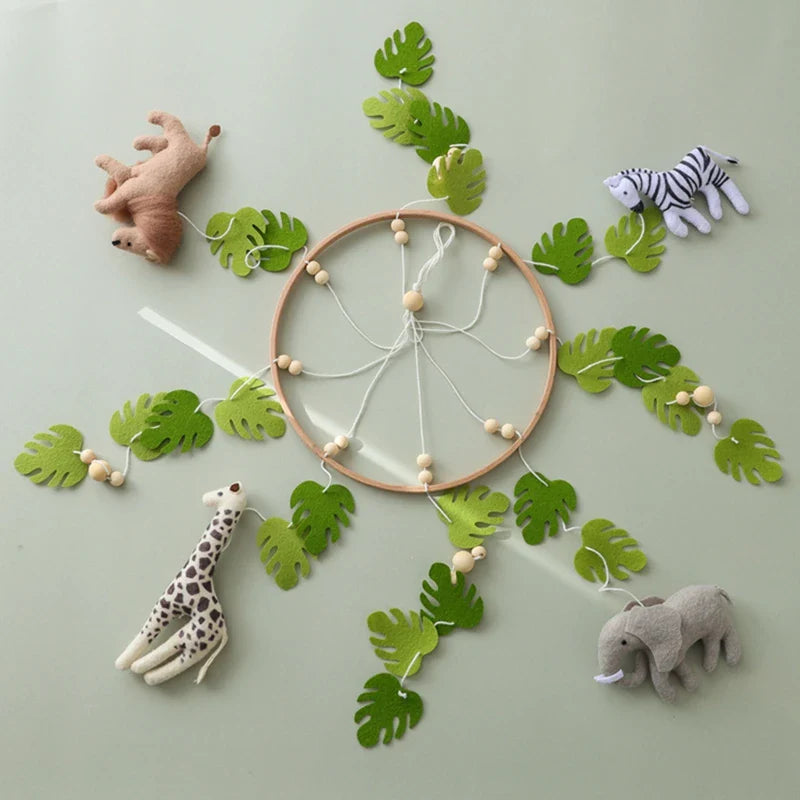 mobile-bebe-safari-avec-figurines-animaux-et-feuilles