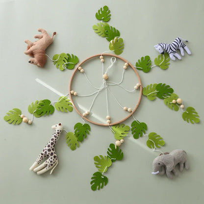 mobile-bebe-safari-avec-figurines-animaux-et-feuilles