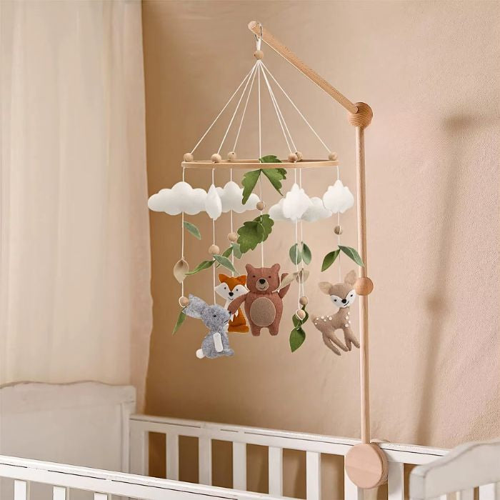 mobile-ourson-animaux-de-la-foret-suspendu-sur-le-lit-bebe