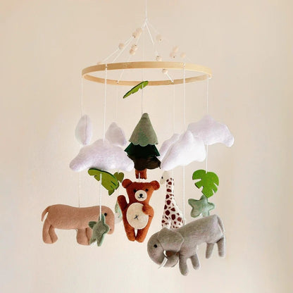 mobile ourson douce savane avec animaux nuages et étoiles en feutrine 