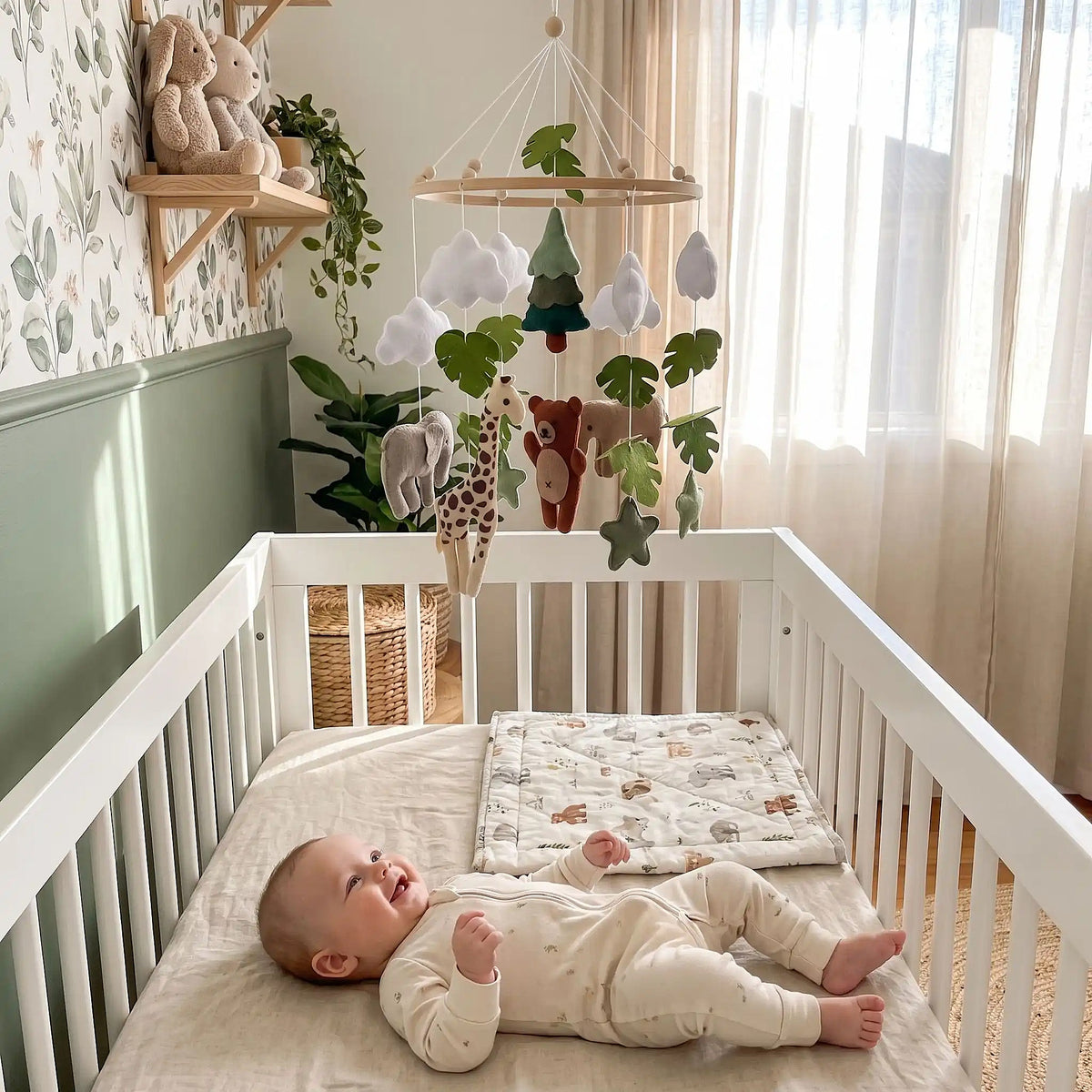 Mobile Ourson Douce Savane suspendu au-dessus du lit de bébé avec animaux en feutrine