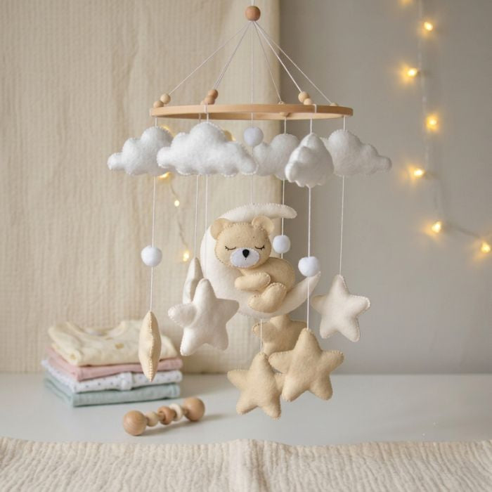 mobile ourson lune et étoiles pour lit bébé avec ourson beige endormi étoiles et nuages blancs