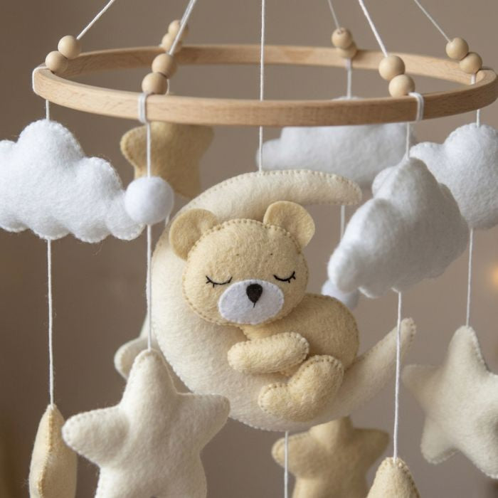 mobile ourson lune et étoiles pour lit bébé en bois et feutrine