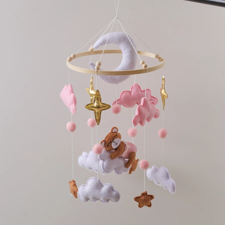 mobile-ourson-suspension-de-lit-bebe-ourson-endormi-avec-figurines-nuages-et-etoiles