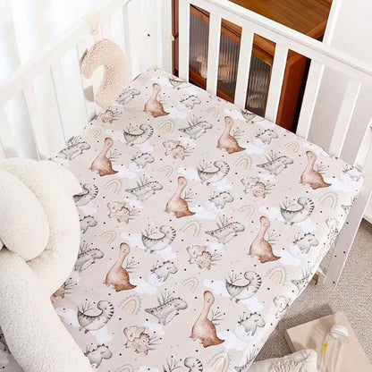 motifs-dinosaures-de-drap-housse-lit-bebe-dino-avec-lit-blanc