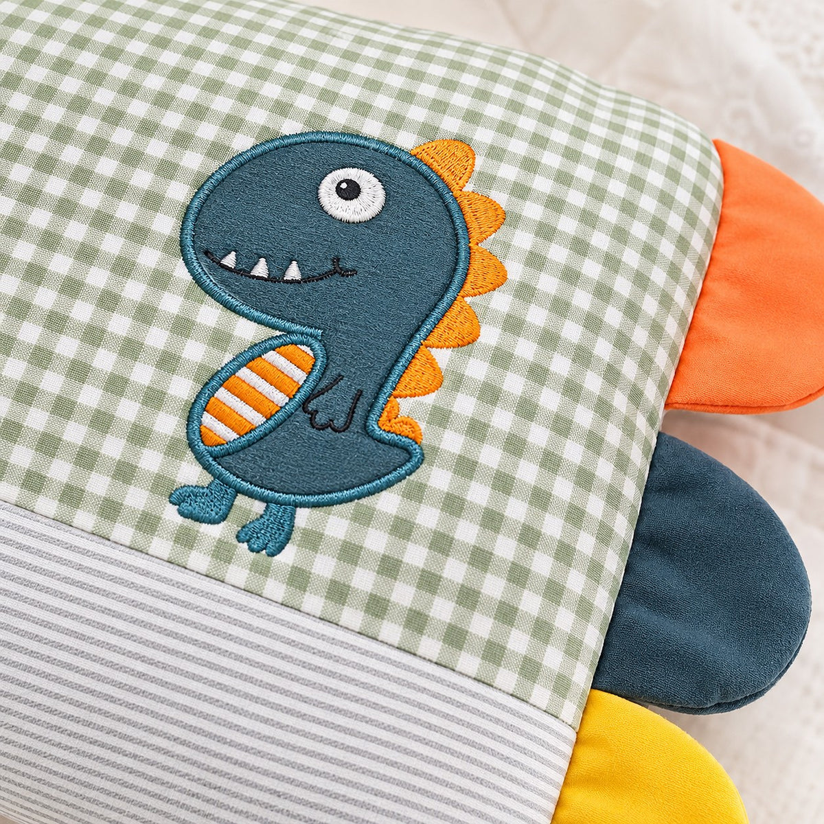oreiller bébé animaux rigolos dinosaure détail du motif brodé