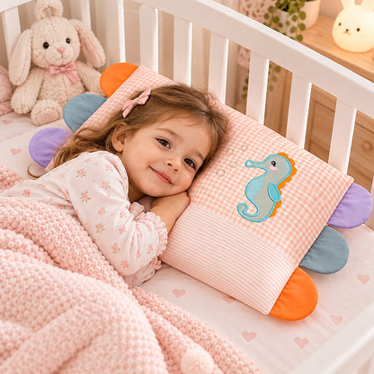 oreiller bébé animaux rigolos hippocampe avec fille dans son lit