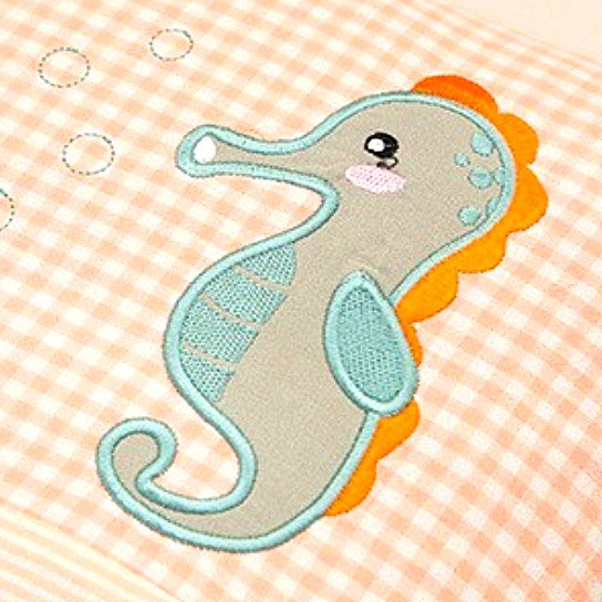 oreiller bébé animaux rigolos hippocampe détail du motif brodé