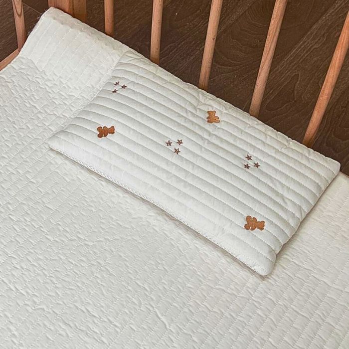 oreiller-bebe-coton-doux-brin-dans-le-lit-de-bebe