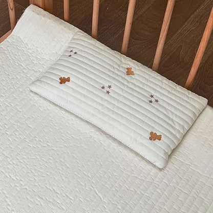 oreiller-bebe-coton-doux-brin-dans-le-lit-de-bebe