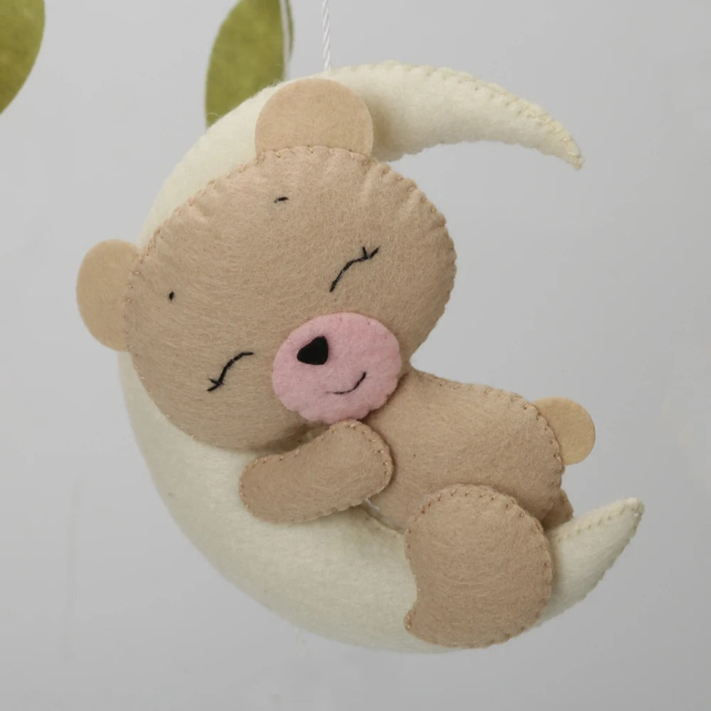 ourson endormi en feutrine sur lune de mobile bébé fille ourson rose le rêveur
