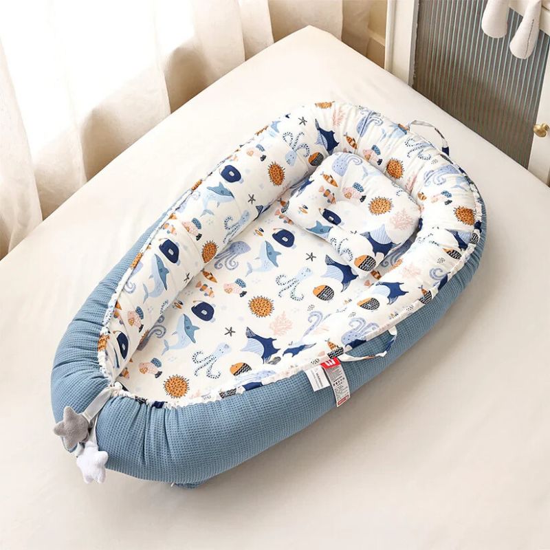 reducteur-de-lit-bebe-cocon-marin-bleu
