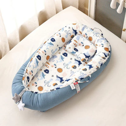 reducteur-de-lit-bebe-cocon-marin-bleu