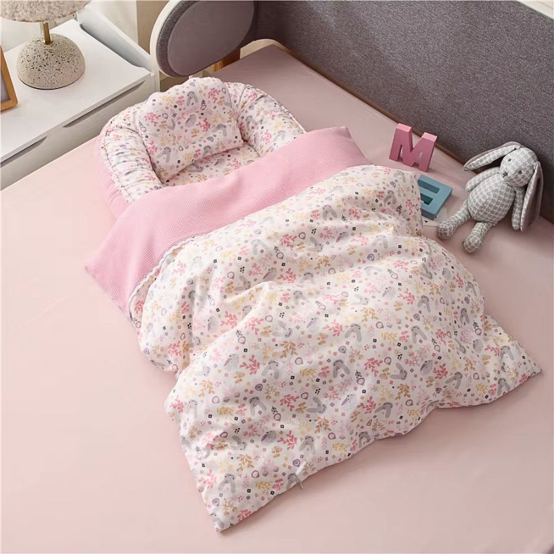 reducteur-de-lit-bebe-fille-avec-couette