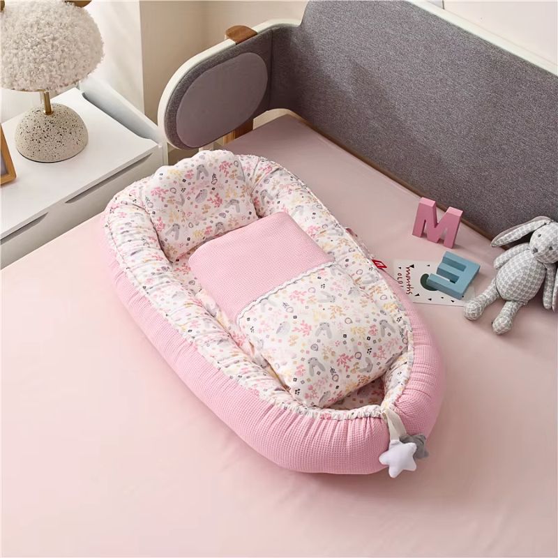 reducteur-de-lit-bebe-fille-motif-lapin-rose