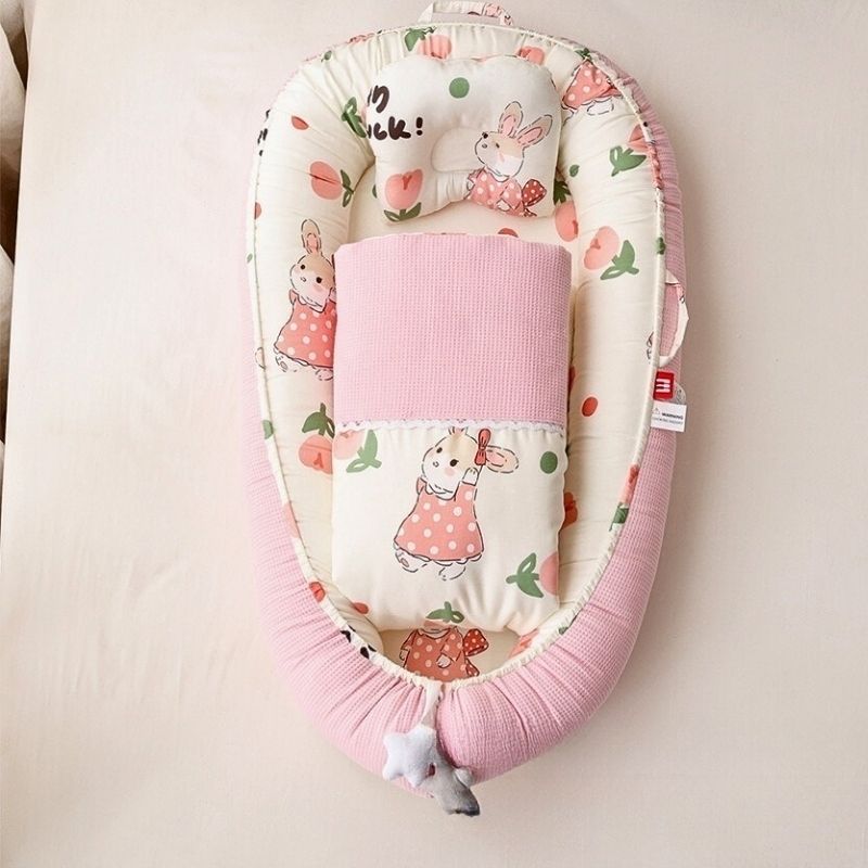 reducteur-de-lit-bebe-nestea-lapin-rose-avec-couette
