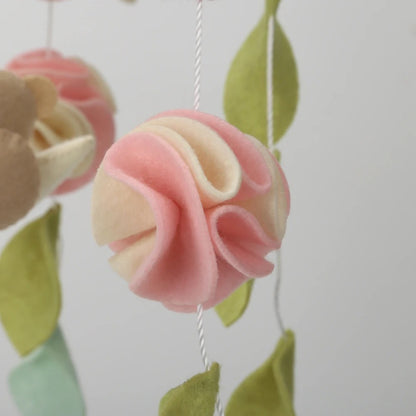 rose en feutrine de mobile bébé fille ourson rose le rêveur