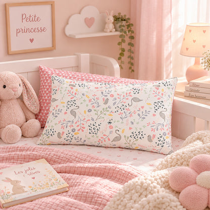 taie d'oreiller bébé flamants et roses dans une chambre de petite fille