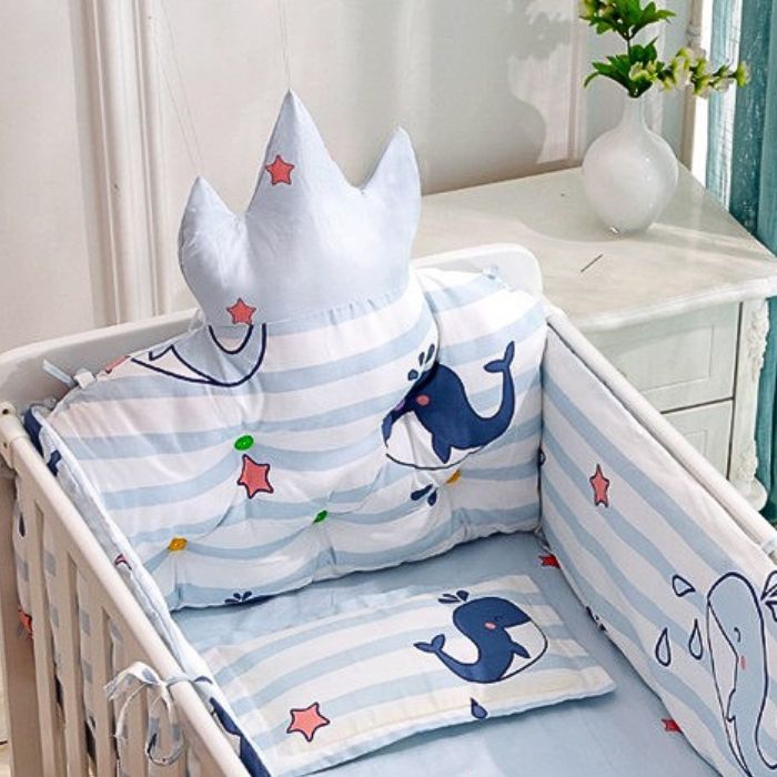 tour de lit bébé 5 pièces baleine dans lit blanc baleine motifs marins et couronne