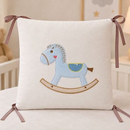 tour de lit bébé cheval bleu motif cheval qui se balance et rubans d'attache