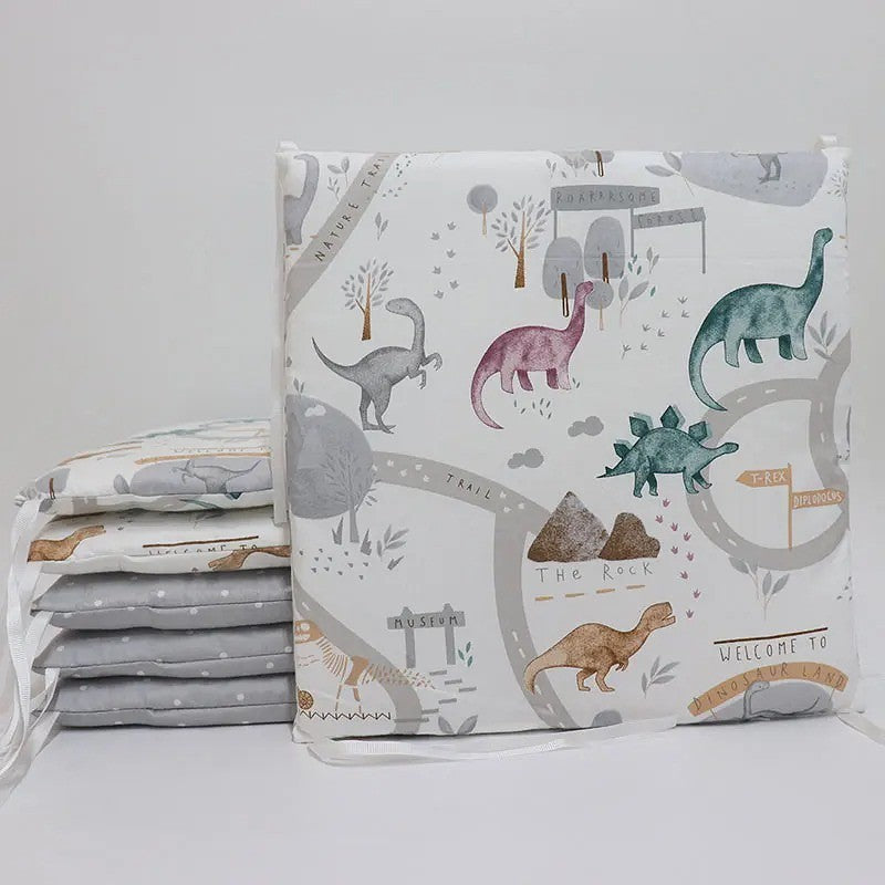 tour de lit bébé complet dino 6 protections carrées avec motifs dinosaures de différentes couleurs