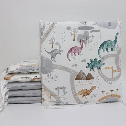 tour de lit bébé complet dino 6 protections carrées avec motifs dinosaures de différentes couleurs