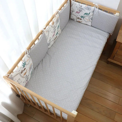 tour de lit bébé complet dino avec drap housse assorti dans un lit à  barreaux près d'une fenêtre