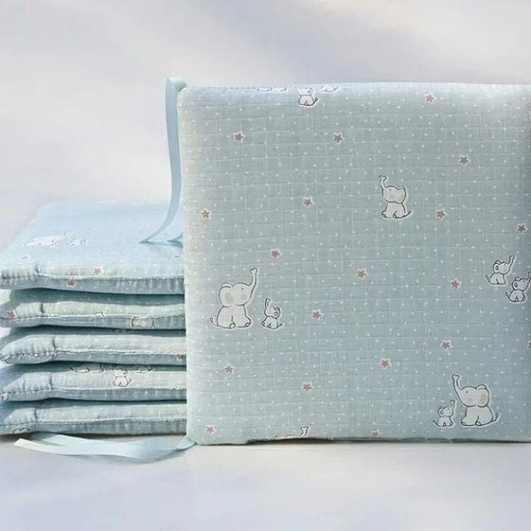 tour-de-lit-bebe-elephant-bleu-coussins-avec-motifs-adorables