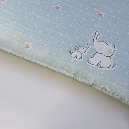tour-de-lit-bebe-elephant-bleu-motifs-elephant