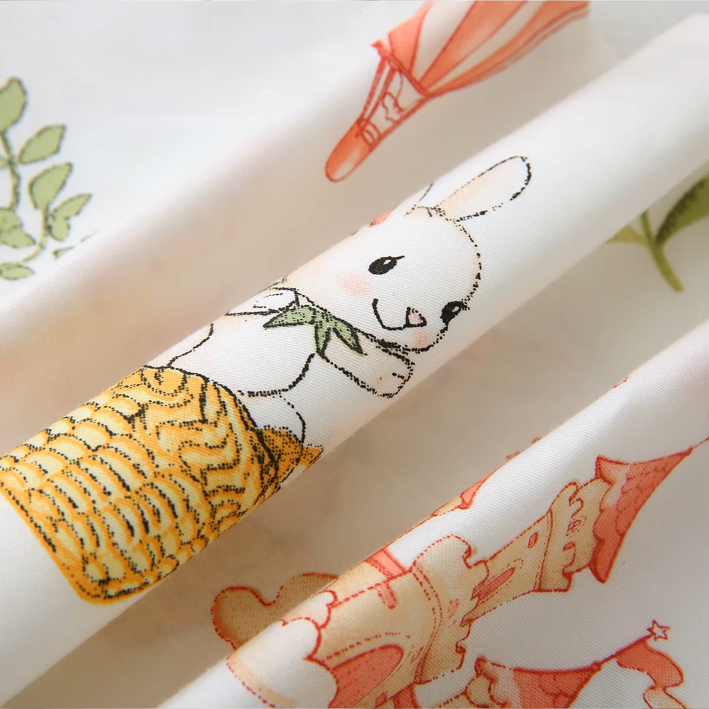tour de lit bébé fille château lapin enchanté aux motifs lapin montgolfière château et feuilles