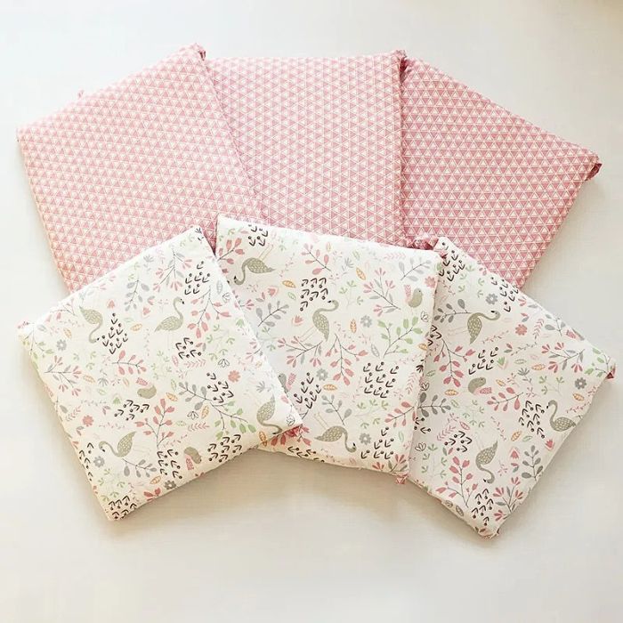 tour de lit bébé flamants et roses pare-chocs avec motifs flamants roses et géométriques