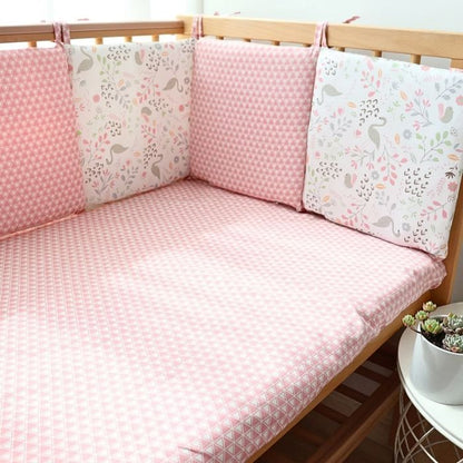 tour de lit bébé flamants et roses pare-chocs et drap housse rose dans lit bois naturel