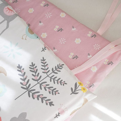 tour-de-lit-bebe-jungle-rose-herbe-et-motif-rose